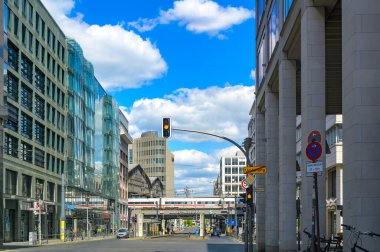 Berlin, Almanya - 26 Nisan 2020 Berlin şehir merkezindeki Friedrichstrasse 'ye bakın..