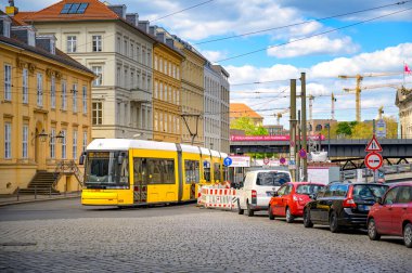 Berlin, Almanya - 26 Nisan 2020 Berlin Müzesi Adası yakınlarındaki tramvay.