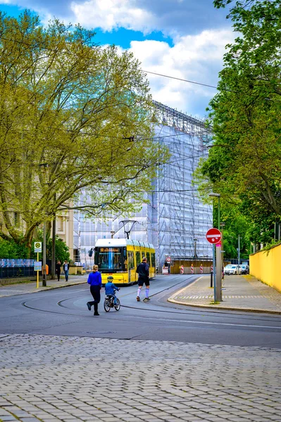 ドイツ ベルリン2020年4月26日 ベルリン博物館前のベルリン中心部の路面電車 — ストック写真