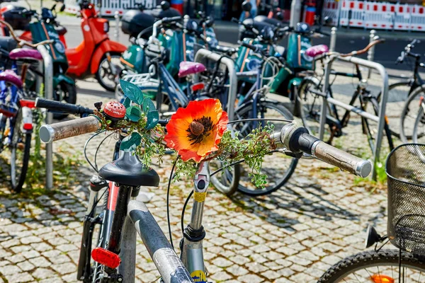 Berlín Alemania Julio 2021 Bicicleta Aparcada Con Decoraciones Florales Manillar — Foto de Stock