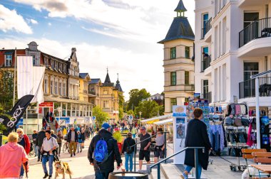 Bansin, Almanya - 13 Eylül 2019: Kullanım Adası 'ndaki Kaiserbad Bansin yaya bölgesinde şehir hayatı.
