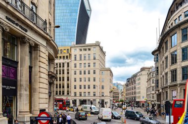 Londra, İngiltere - 3 Ağustos 2015: Bir hop-off otobüsünün üst güvertesinden Londra şehir manzarası.