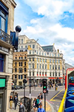 Londra, İngiltere - 3 Ağustos 2015: Bir hop-off otobüsünün üst güvertesinden Londra şehir manzarası.