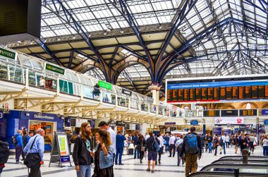 Londra, İngiltere - 4 Ağustos 2015: Londra 'daki Liverpool Caddesi İstasyonu' nun lobisinde bir sürü insan.