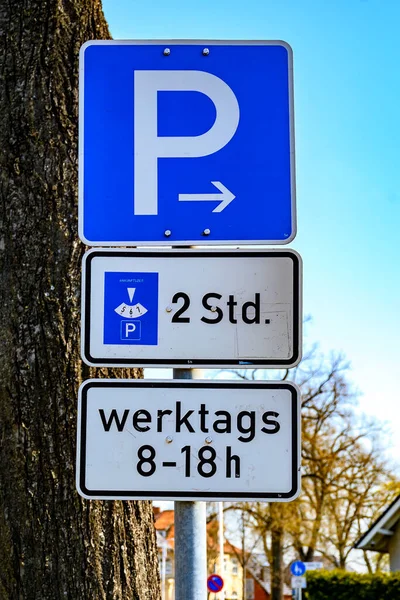 平日8時18時の2時間限定の公園内に追加の注意事項が記載された駐車場標識 — ストック写真