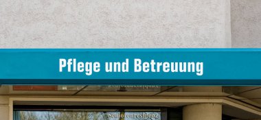 Huzurevi duvarına imza atın. Pflege und Betreuung Almanca hemşire ve bakım demek, Seniorenresidenz ise yaşlılar için..