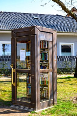 Mahlow, Almanya - 21 Nisan 2023: Kullanılmış kitapların ücretsiz takas edildiği eski telefon kulübesi.