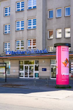 Berlin, Almanya - 30 Nisan 2023: Bir binanın ön cephesinde bir bankanın iş işareti.