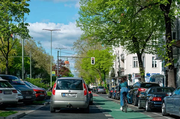 Берлин Германия Мая 2023 Года Уличная Сцена Велосипедной Дорожкой Деловой — стоковое фото