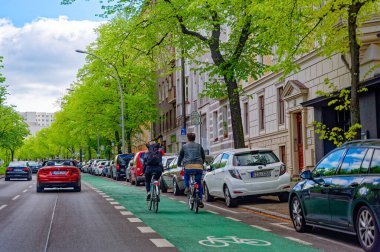 Berlin, Almanya - 7 Mayıs 2023 Berlin şehir merkezinde bir bisiklet yolu ile sokak sahnesi.