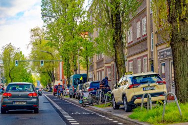 Berlin, Almanya - 7 Mayıs 2023 Berlin şehir merkezinde bir bisiklet yolu ile sokak sahnesi.