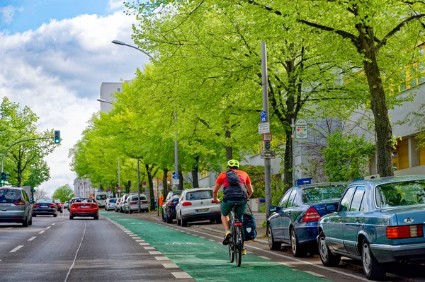 Берлин Германия Мая 2023 Года Уличная Сцена Велосипедной Дорожкой Центре — стоковое фото