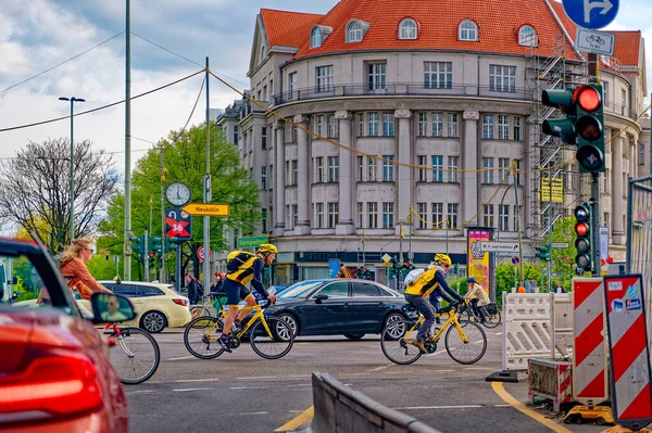 Berlin Allemagne Mai 2023 Scène Rue Avec Cyclisme Traversant Centre — Photo