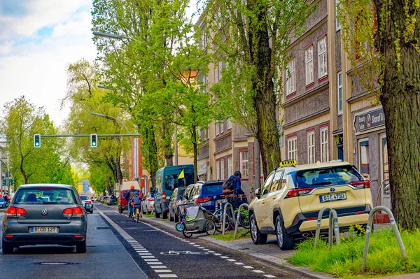 Берлин Германия Мая 2023 Года Уличная Сцена Велосипедной Дорожкой Центре — стоковое фото