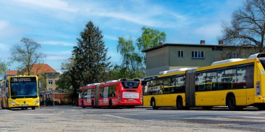 Berlin, Almanya - 30 Nisan 2023: Berlin, Almanya 'nın kenar mahallelerindeki Lichtenrade' da küçük bir alışveriş caddesinde bir otobüs durağında sokak sahnesi.