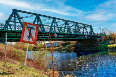 Berlin 'deki Teltowkanal üzerindeki eski çelik kiriş köprüsünde su yüzeyinde küçük güneş yıldızları vardı..