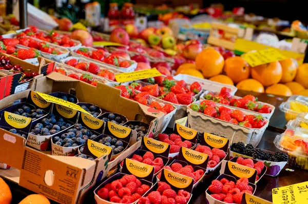 Berlín Německo Května 2020 Tržní Stánek Různými Barevnými Odrůdami Ovoce — Stock fotografie