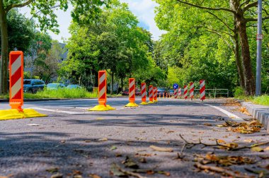 Berlin, Almanya - 30 Temmuz 2023: Yol güvenliğini artırmak için ana yolda özel bir bisiklet yolu.