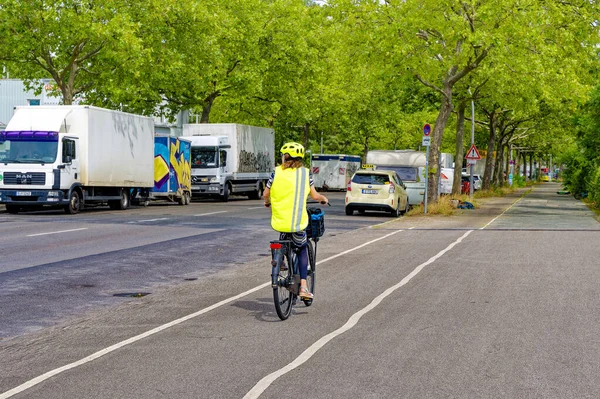 베를린 2023년 30일 베를린에서 자전거 사람과 자전거 경로는 교통에 공간을 — 스톡 사진