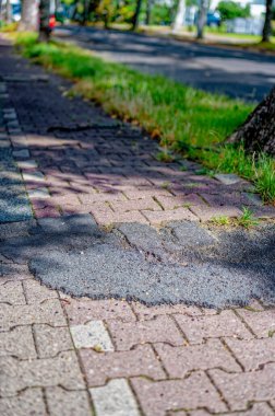 Berlin, Almanya 'da engebeli bir kenarı olan kötü onarılmış bisiklet yolu.
