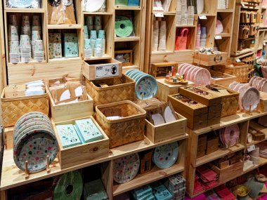 Berlin, Almanya - 2 Şubat 2023: Dekorasyon, biblo ve ev eşyaları dükkanında renkli sergi.