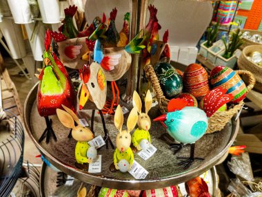 Berlin, Almanya - 2 Şubat 2023: Dekorasyon, biblo ve ev eşyaları dükkanında renkli sergi.