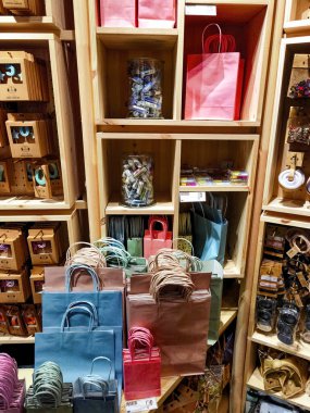 Berlin, Almanya - 2 Şubat 2023: Dekorasyon, biblo ve ev eşyaları dükkanında renkli sergi.