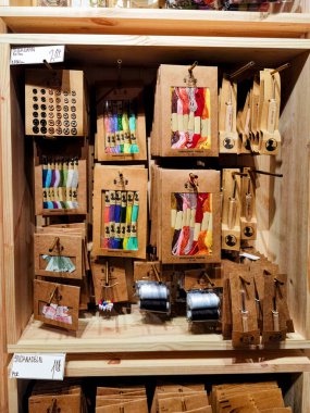 Berlin, Almanya - 2 Şubat 2023: Dekorasyon, biblo ve ev eşyaları dükkanında renkli sergi.