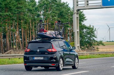 19. Otoyol, Almanya - 12 Ağustos 2023: Üstü motosikletli ve bisikletli araba üzerine monte edildi.