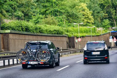 Berlin, Almanya - 12 Ağustos 2023: Kıç tarafına bağlı bisikletli bir araç üzerine monte edildi.