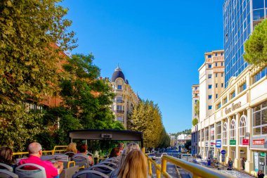 Nice, Fransa - 4 Ekim 2018: Nice 'in tipik mimarisine bir atlama otobüsünün üst güvertesinden bakın.