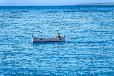 Güzel, Fransa - 5 Ekim 2018: yaşlı bir adamla denizde balık tutan küçük bir tekne.