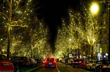Berlin, Almanya - 19 Aralık 2019: Berlin 'de Kurfuerstendamm' da Noel süslemeleri ile gece manzarası.