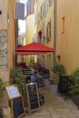 Saint Tropez, Fransa - 14 Eylül 2023: Saint Tropez 'de tarihi bir sokakta bir restorana bakın.
