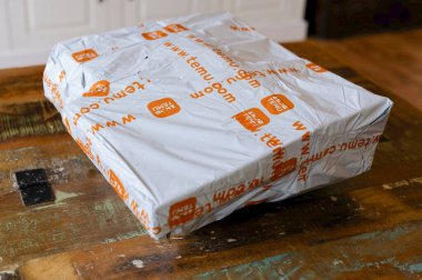 Berlin, Almanya - 23 Eylül 2023: Çinli bir posta sipariş şirketinin paketi.