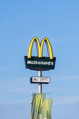 Berlin, Almanya - 26 Ocak 2021: Bir fast food zincirinin logosu ve açık hava gişesi için bir not.