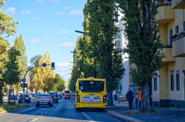 Berlin, Almanya - 04 Kasım 2023: Berlin 'de trafik ışıkları ve otobüs ile sonbahar sokak sahnesi.