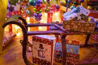 Eski ahşap bir kızakla renkli bir Noel süsü..