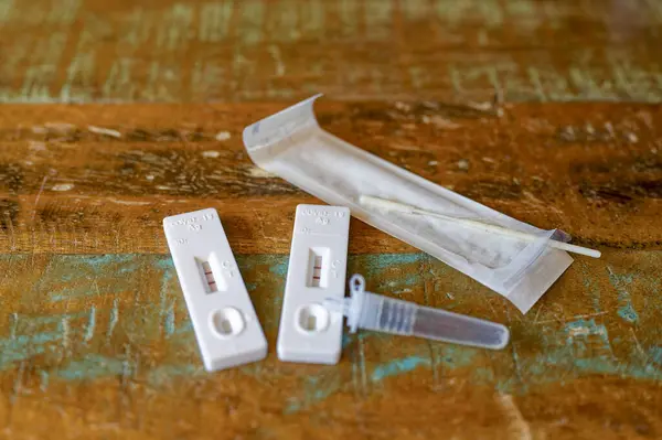 Test kit for detecting a corona infection with two positive test results.