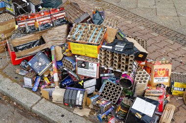 Berlin, Almanya - 1 Ocak 2023: Bir cadde boyunca yeni yıl kutlamasının kalıntıları.