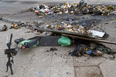 Vandalizm ve kundakçılıktan sonraki yılbaşı günü e-scooter ve çöp kalıntıları..