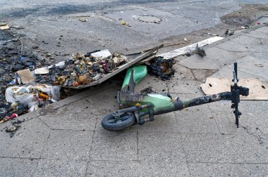 Vandalizm ve kundakçılıktan sonraki yılbaşı günü e-scooter ve çöp kalıntıları..