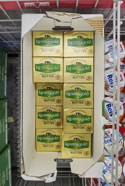 Berlin; Almanya - 13 Ocak 2021: Süpermarkette tereyağı paketleri bulunan bir rafa bakın.