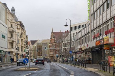 Berlin, Almanya - 1 Ocak 2024: Yeni Yıl Günü Berlin-Neukoelln 'de ana caddesi olan şehir manzarası.