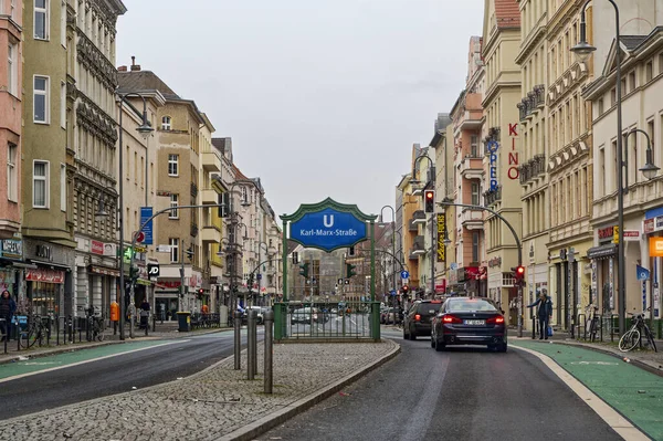 Berlin, Almanya - 1 Ocak 2024: Yeni Yıl Günü Berlin-Neukoelln 'de ana caddesi olan şehir manzarası.