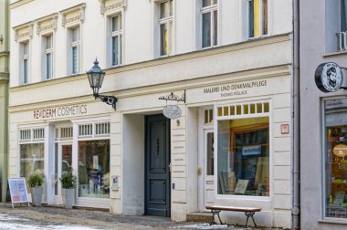 Berlin, Almanya - 19 Ocak 2024: Tarihi bina ve Berlin-Koepenick 'te bir anıt koruma dükkanı ve kozmetik dükkanı.