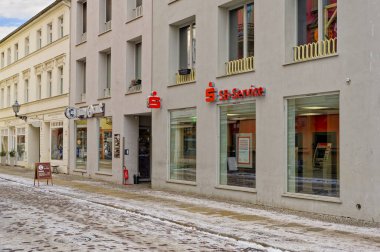 Berlin, Almanya - 19 Ocak 2024: Eski Berlin-Koepenick kasabasında bir finans kurumu ve bir berber dükkanı ile inşa.