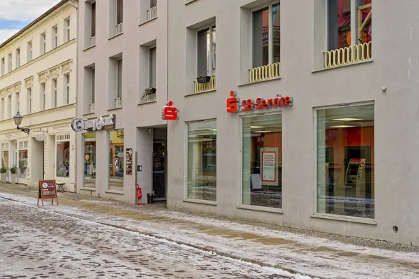 Berlin, Almanya - 19 Ocak 2024: Eski Berlin-Koepenick kasabasında bir finans kurumu ve bir berber dükkanı ile inşa.