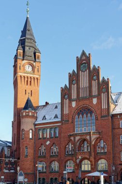 Berlin, Almanya - 19 Ocak 2024: Tarihi belediye binası ve belediye kulesi manzaralı eski Berlin-Koepenick kentinin manzarası.