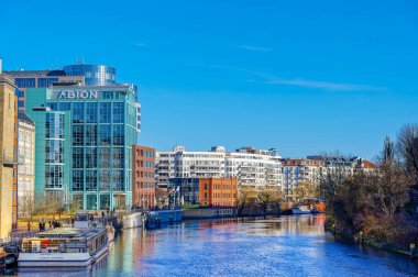 Berlin, Almanya - 28 Ocak 2024: Güneşli bir kış gününde Spree kıyılarında sahne.